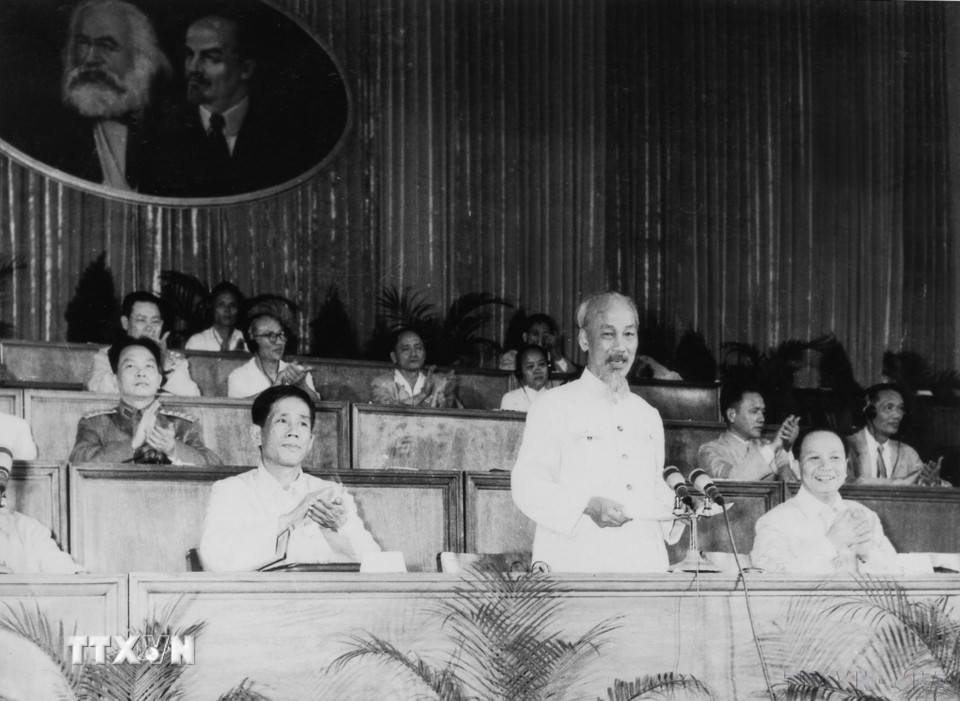 Đại hội lần thứ III của Đảng diễn ra tại Hà Nội (5/9 đến 12/9/1960) với 525 đại biểu chính thức, đại diện cho hơn 500.000 đảng viên. Đại hội đã bầu đồng chí Hồ Chí Minh tiếp tục làm Chủ tịch Đảng và đồng chí Lê Duẩn làm Bí thư thứ nhất Trung ương Đảng, đồng thời đề ra đường lối xây dựng CNXH ở miền Bắc và giải phóng miền Nam, thống nhất đất nước. Trong ảnh: Chủ tịch Hồ Chí Minh và các đồng chí Lê Duẩn, Trường Chinh tại Đại hội lần thứ III của Đảng. (Ảnh: TTXVN)