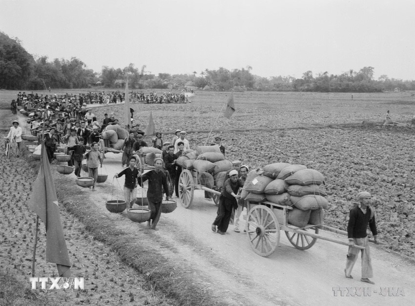 Trải qua hai thời kỳ: Khôi phục kinh tế (1955-1957) và kế hoạch ba năm cải tạo xã hội chủ nghĩa (1958-1960), miền Bắc đã nỗ lực vượt qua mọi khó khăn, thiếu thốn để khôi phục và phát triển sản xuất, mọi mặt đời sống xã hội nhân dân có nhiều chuyển biến lớn lao. Trong ảnh: Nông dân xã Hoàng Ngô, huyện Quốc Oai, tỉnh Sơn Tây chuyển thóc tới kho của Nhà nước (12/1960). (Ảnh: Văn Bảo/TTXVN)