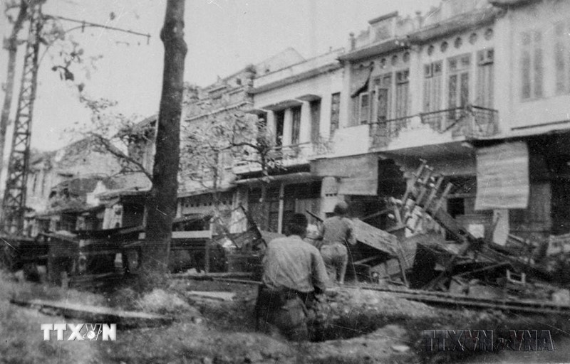 Quân và dân Thủ đô lập chốt chiến đấu trên phố Hàng Bài trong những ngày toàn quốc kháng chiến (1946). (Ảnh: TTXVN)