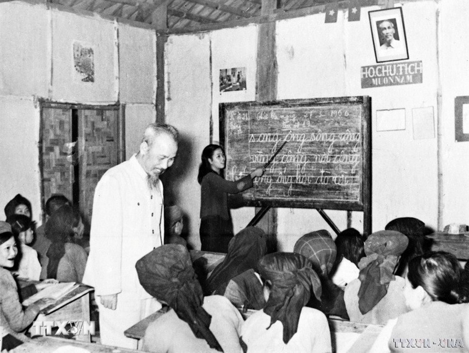 Phong trào “Bình dân học vụ” ra đời ngay sau Cách mạng Tháng Tám. Việc mở ra phong trào giúp toàn dân biết chữ như bình dân học vụ là đúng đắn và cần thiết, để lại nhiều bài học đến tận bây giờ, cho thấy sự quan trọng của việc học tập suốt đời, học nữa học mãi. Trong ảnh: Chủ tịch Hồ Chí Minh thăm lớp "Bình dân học vụ" của nhân dân Khu Lương Yên, Hà Nội (27/5/1956). (Ảnh: Tư liệu TTXVN)