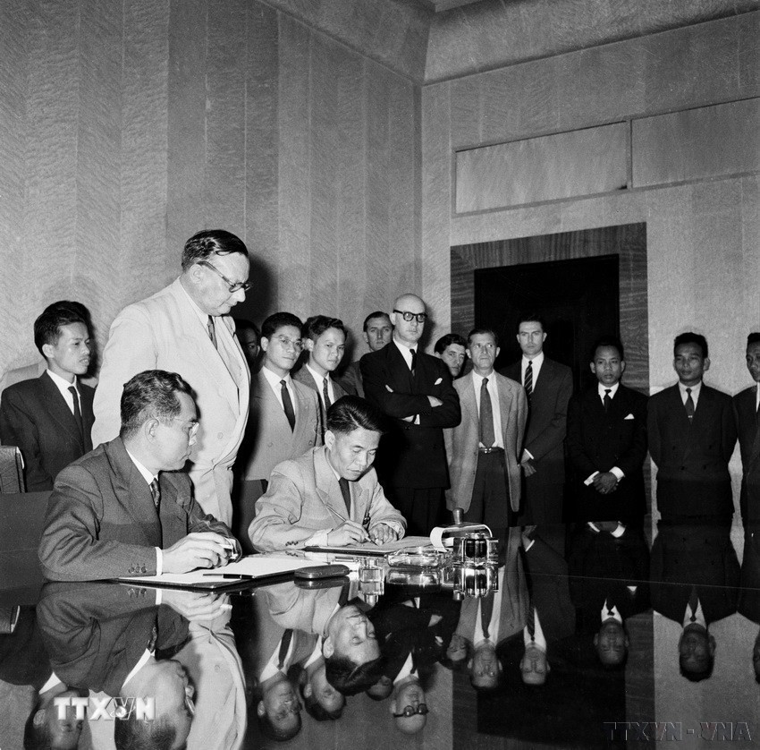 Ngày 20/7/1954, tại Geneva (Thụy Sĩ), Thứ trưởng Bộ Quốc phòng Tạ Quang Bửu thay mặt Chính phủ và Bộ Tổng tư lệnh Quân đội nhân dân Việt Nam ký Hiệp định đình chiến ở Việt Nam. Ngay sau đó, Hiệp định đình chiến ở Lào và Campuchia cũng được ký kết. (Ảnh: Tư liệu TTXVN)