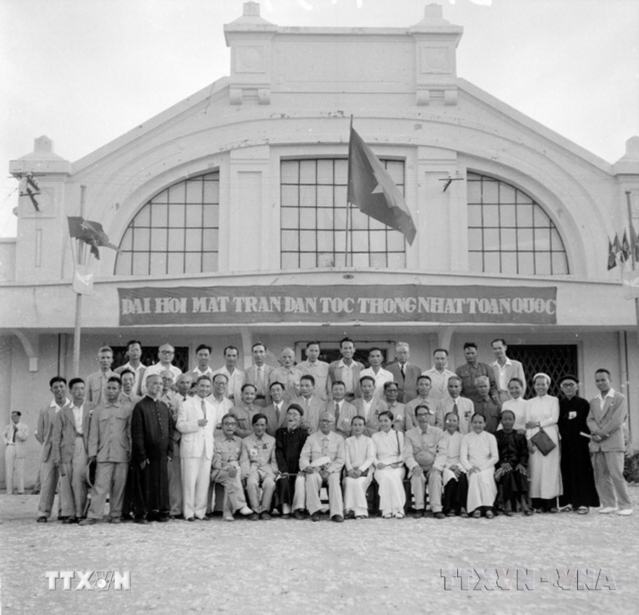 Đại hội Mặt trận Dân tộc thống nhất toàn quốc diễn ra từ ngày 5-10/9/1955 tại Hà Nội, quyết định thành lập Mặt trận Tổ quốc Việt Nam, kế tục sự nghiệp của Mặt trận Liên Việt. Đại hội bầu Chủ tịch Hồ Chí Minh là Chủ tịch danh dự, đồng chí Tôn Đức Thắng làm Chủ tịch Đoàn Chủ tịch Ủy ban Trung ương. Trong ảnh: Ban thường trực MTTQ Việt Nam khóa I. (Ảnh: Đức Hóa/TTXVN)