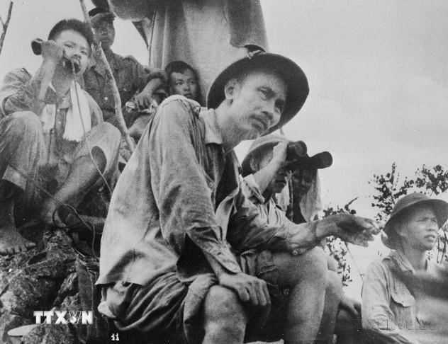 Sáng sớm ngày 16/9/1950, Chủ tịch Hồ Chí Minh đến vị trí quan sát đặt trên núi Báo Đông để quan sát, theo dõi chặt chẽ diễn biến trận đánh các cứ điểm địch ở Đông Khê, mở màn Chiến dịch Biên giới. Hình ảnh vị lãnh tụ tối cao của Đảng, của dân tộc không ngại khó khăn, nguy hiểm ra mặt trận trực tiếp chỉ đạo cuộc chiến đấu là nguồn động viên to lớn, làm nức lòng quân và dân ra sức thi đua "giết giặc lập công," đưa Chiến dịch đến toàn thắng. (Ảnh: Tư liệu TTXVN)
