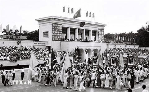 Diễu hành trên Quảng trường Ba Đình (Hà Nội) chào mừng Ngày Quốc khánh 2/9/1959. (Ảnh: TTXVN phát)