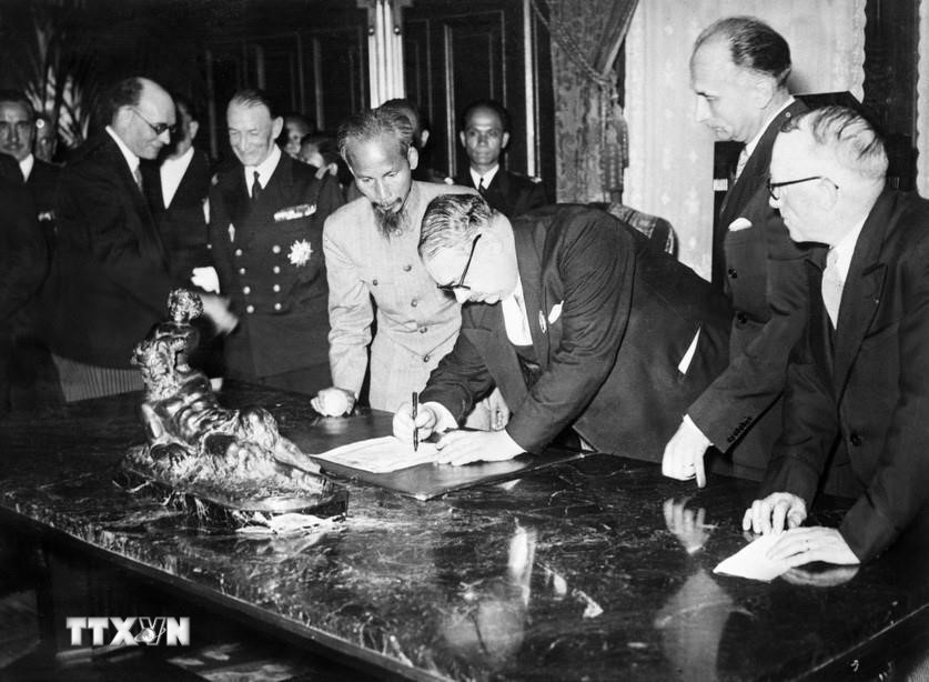 Ngày 14/9/1946, tại Paris, Chủ tịch Hồ Chí Minh đã ký với Pháp bản Tạm ước, tiếp tục nhượng bộ một số quyền lợi kinh tế, văn hóa ở Việt Nam để có thời gian xây dựng và củng cổ lực lượng, tạo thêm thời gian hòa hoãn quý báu cho chính quyền cách mạng non trẻ chuẩn bị lực lượng bước vào cuộc kháng chiến trường kỳ. (Ảnh: TTXVN)