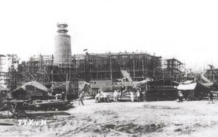 Giai đoạn 1946-1960, Đảng Cộng sản Việt Nam đồng thời lãnh đạo cách mạng xã hội chủ nghĩa ở miền Bắc (khôi phục kinh tế, cải tạo XHCN) và cách mạng dân tộc dân chủ nhân dân ở miền Nam (phong trào Đồng khởi). Trong ảnh: Nhà máy điện Việt Trì được khởi công xây dựng năm 1959, khánh thành năm 1962, cấp điện phục vụ sản xuất cho khu công nghiệp Việt Trì và phát triển văn hóa-xã hội cho các tỉnh Phú Thọ, Vĩnh Phúc, Tuyên Quang, Hà Giang. (Ảnh: TTXVN phát)