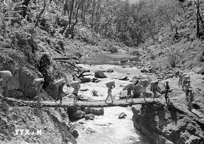 Giai đoạn 1946-1960, Đảng Cộng sản Việt Nam đồng thời lãnh đạo cách mạng xã hội chủ nghĩa ở miền Bắc (khôi phục kinh tế, cải tạo XHCN) và cách mạng dân tộc dân chủ nhân dân ở miền Nam (phong trào Đồng khởi), đặt nền móng cho sự nghiệp thống nhất đất nước và xây dựng CNXH. Trong ảnh: Chuyển hàng ra tiền tuyến trên tuyến đường Trường Sơn (đoạn qua tỉnh Quảng Bình) trong những ngày mới mở đường. (Ảnh: Hữu Ngôi/TTXVN)