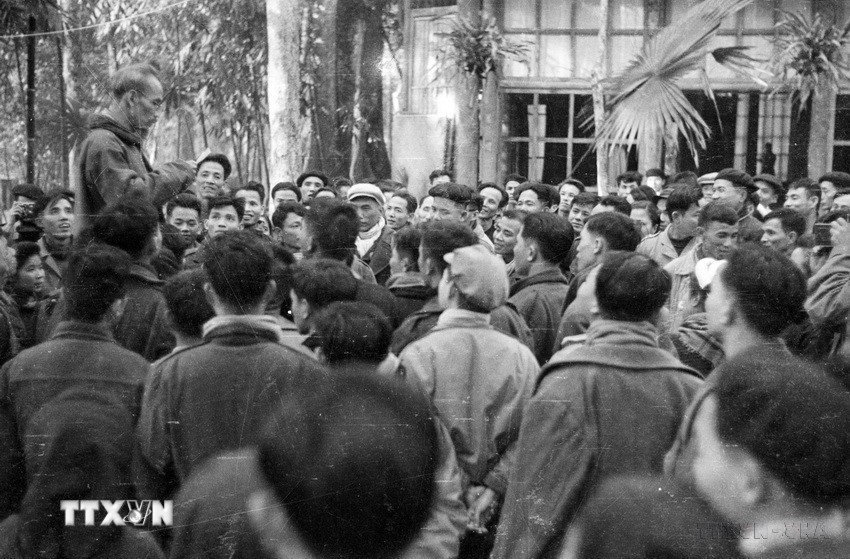 Chủ tịch Hồ Chí Minh nói chuyện với các đại biểu dự Đại hội toàn quốc thống nhất Việt Minh-Liên Việt (3/1951). (Ảnh: TTXVN)