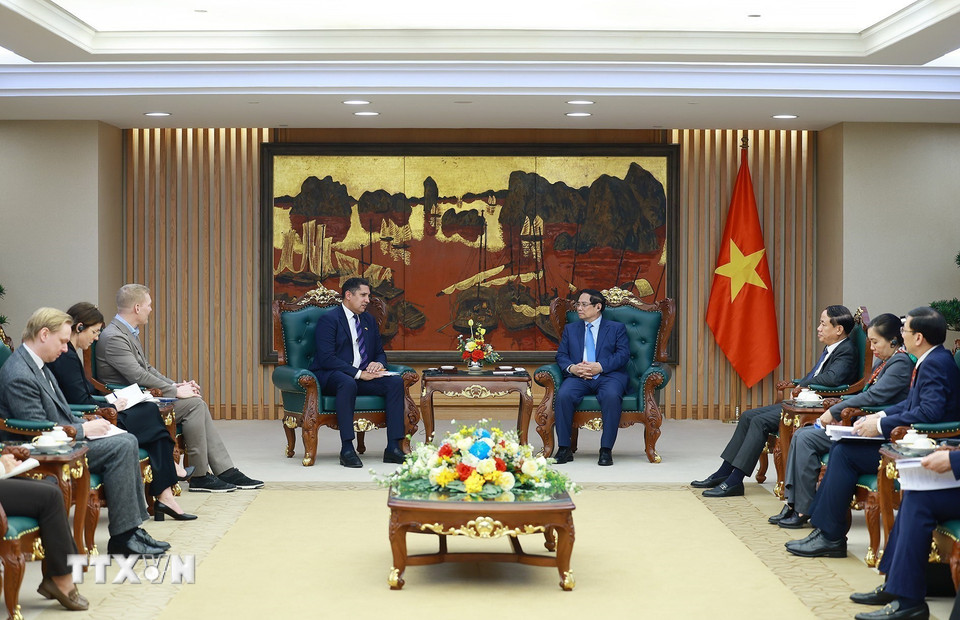 Thủ tướng Phạm Minh Chính tiếp ông Johan Ndisi, Đại sứ Vương quốc Thụy Điển tại Việt Nam và ông Dennis Nobelius (hàng đầu bên trái), Tổng Giám đốc Tập đoàn Syre (Thụy Điển). (Ảnh: Dương Giang/TTXVN)