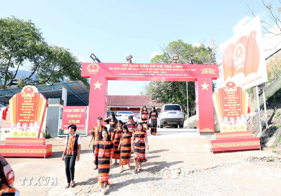 Cử tri đồng bào dân tộc thiểu số Xê Đăng, xã Trà Linh, thành phố Đà Nẵng đến điểm bầu cử tìm hiểu tiểu sử các ứng cử viên Quốc hội và Hội đồng Nhân dân. (Ảnh: Trần Tĩnh/TTXVN)