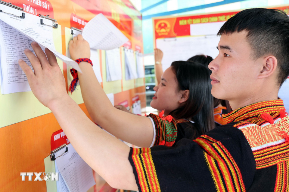 Cử tri đồng bào dân tộc thiểu số Xê Đăng, xã Trà Linh, thành phố Đà Nẵng đến điểm bầu cử tìm hiểu tiểu sử các ứng cử viên Quốc hội và Hội đồng Nhân dân. (Ảnh: Trần Tĩnh/TTXVN)