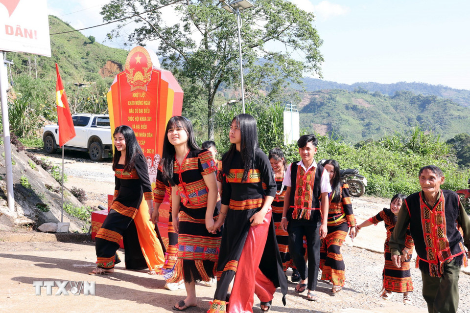 Cử tri đồng bào dân tộc thiểu số Xê Đăng, xã Trà Linh, thành phố Đà Nẵng đến điểm bầu cử tìm hiểu tiểu sử các ứng cử viên Quốc hội và Hội đồng Nhân dân. (Ảnh: Trần Tĩnh/TTXVN)