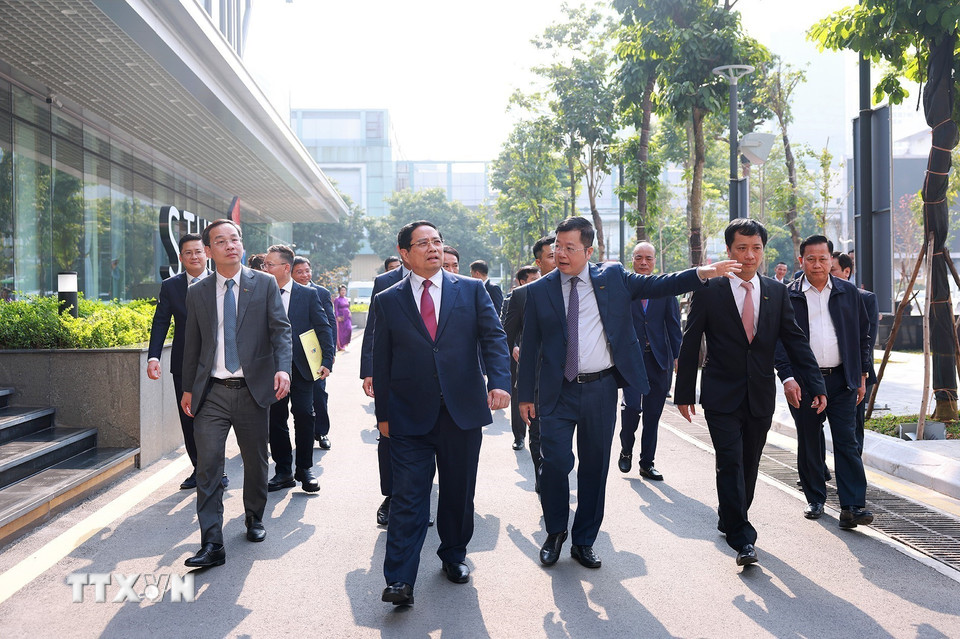 Thủ tướng Phạm Minh Chính tham quan cơ sở hạ tầng của Đài Truyền hình Việt Nam. (Ảnh: Dương Giang/TTXVN)