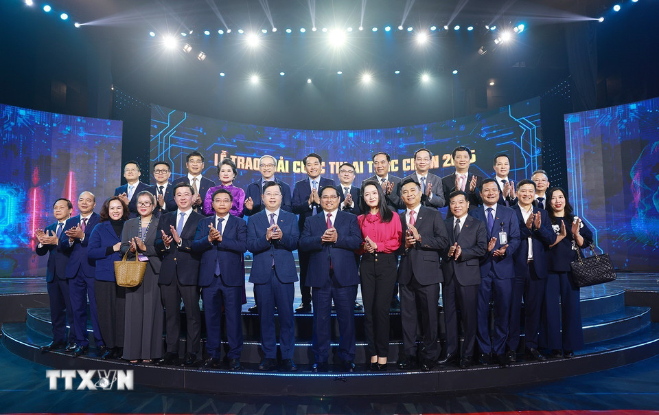 Thủ tướng Phạm Minh Chính với lãnh đạo Đài Truyền hình Việt Nam. (Ảnh: Dương Giang/TTXVN)