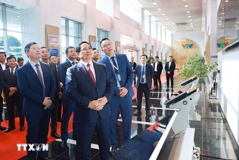 Thủ tướng Phạm Minh Chính tham quan cơ sở hạ tầng số của Đài truyền hình Việt Nam. (Ảnh: Dương Giang/TTXVN)