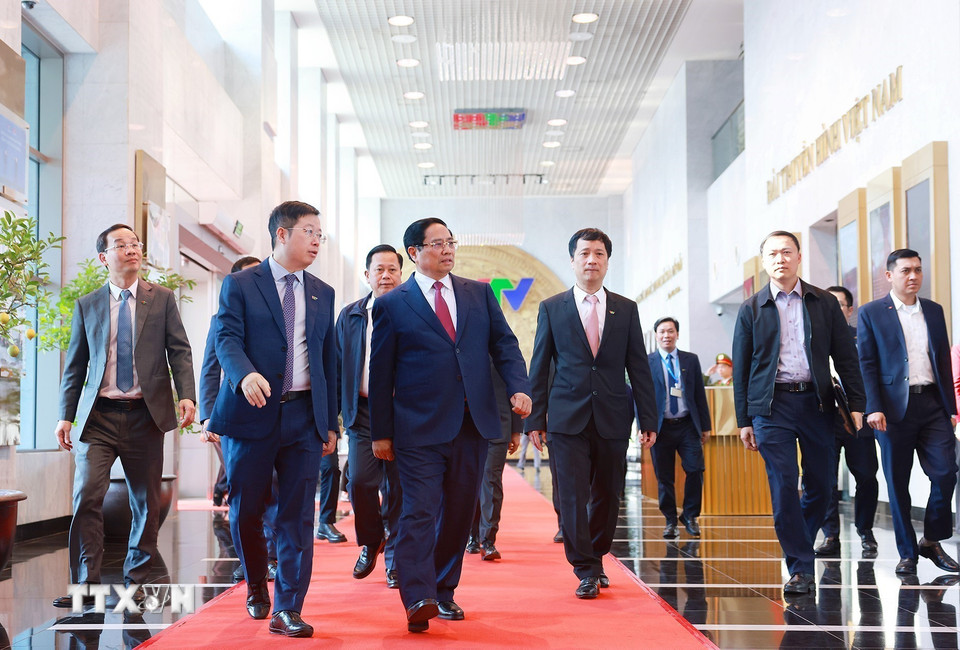 Thủ tướng Phạm Minh Chính tham quan cơ sở hạ tầng số của Đài truyền hình Việt Nam. (Ảnh: Dương Giang/TTXVN)