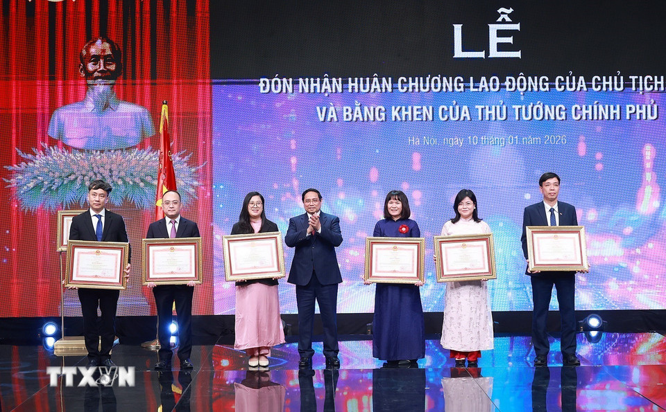 Thủ tướng Phạm Minh Chính tặng Bằng khen cho các tập thể có thành tích xuất sắc. (Ảnh: Dương Giang/TTXVN)