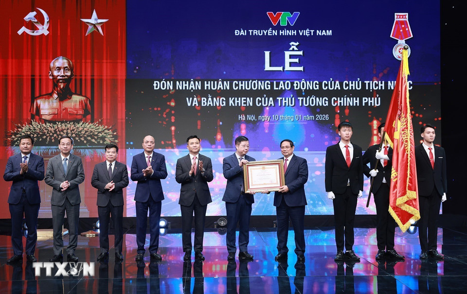 Thủ tướng Phạm Minh Chính trao Huân chương Lao động hạng Nhất cho Đài Truyền hình Việt Nam. (Ảnh: Dương Giang/TTXVN)