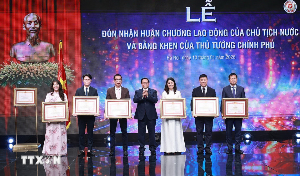 Thủ tướng Phạm Minh Chính tặng Bằng khen cho các cá nhân có thành tích xuất sắc. (Ảnh: Dương Giang/TTXVN)