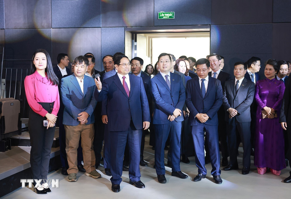 Thủ tướng Phạm Minh Chính tham quan cơ sở vật chất, hạ tầng của Đài Truyền hình Việt Nam. (Ảnh: Dương Giang/TTXVN)