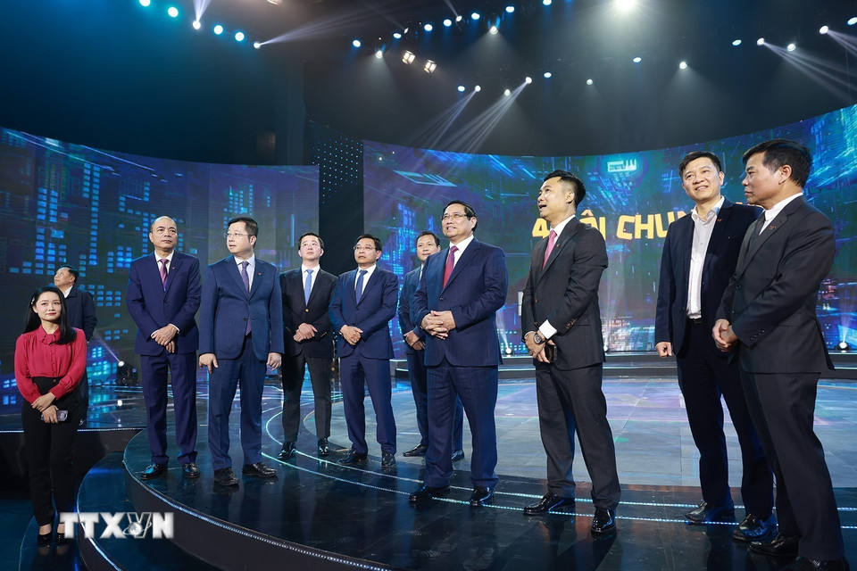 Thủ tướng Phạm Minh Chính kiểm tra cơ sở vật chất, hạ tầng của Đài Truyền hình Việt Nam. (Ảnh: Dương Giang/TTXVN)