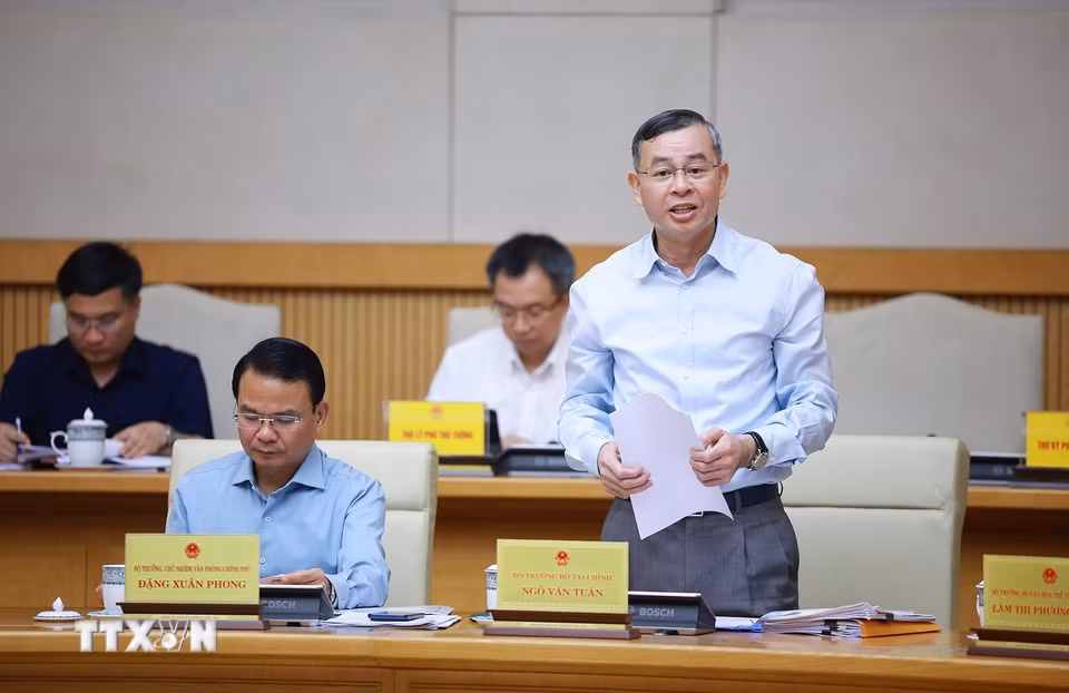 Bộ trưởng Bộ Tài chính Ngô Văn Tuấn báo cáo tình hình kinh tế - xã hội tháng 5 và 5 tháng đầu năm 2026. (Ảnh: Dương Giang/TTXVN)