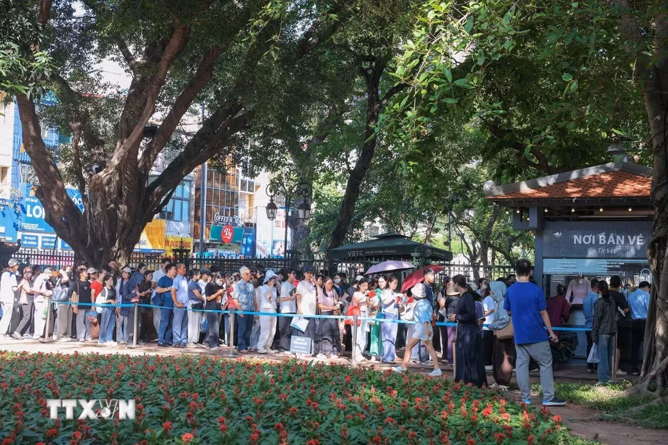 Nhiều thí sinh, phụ huynh và du khách đến Khu Di tích Quốc gia Đặc biệt Văn Miếu-Quốc Tử Giám từ sáng sớm 24/5. (Ảnh: Hoàng Hiếu/TTXVN)