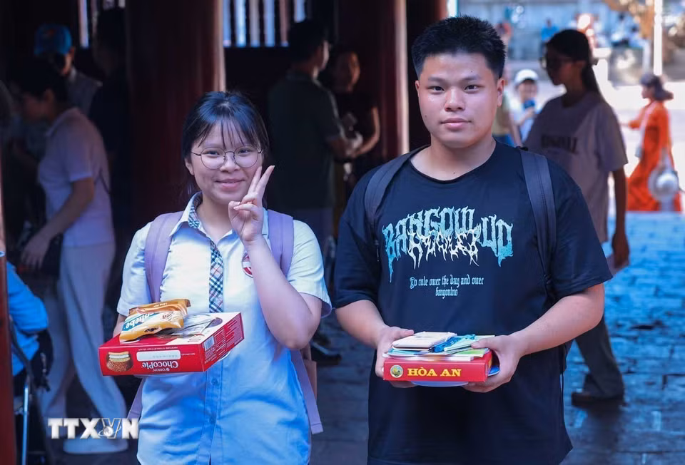Nhiều thí sinh đến Văn Miếu-Quốc Tử Giám cầu mong thi cử thuận lợi. (Ảnh: Hoàng Hiếu/TTXVN)