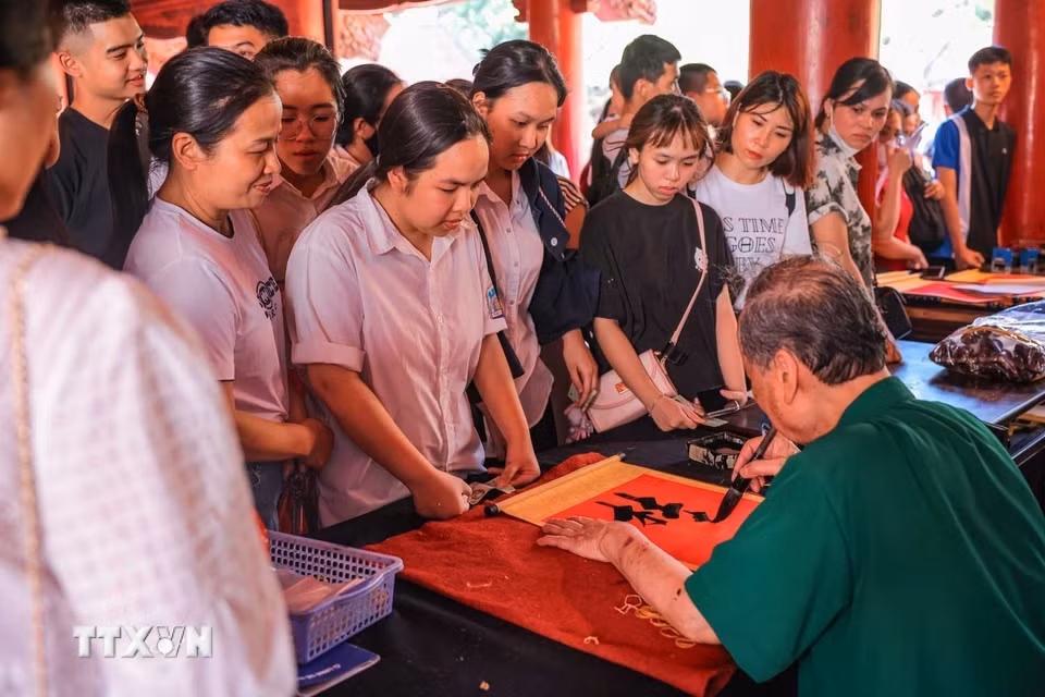 Xin chữ tại Văn Miếu-Quốc Tử Giám - một truyền thống tốt đẹp được nhiều thí sinh và phụ huynh mong chờ. (Ảnh: Hoàng Hiếu/TTXVN)