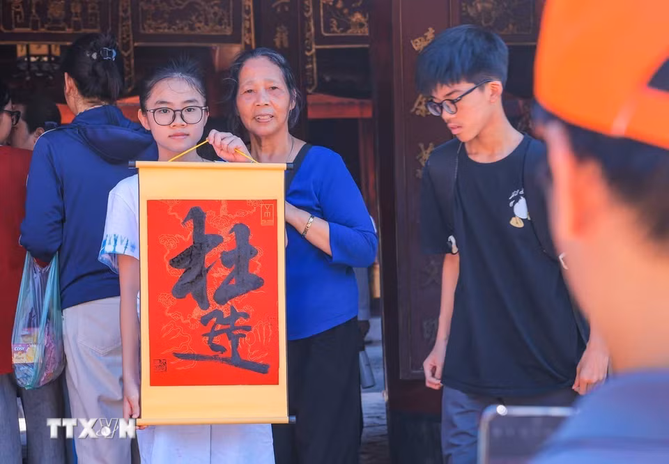 Cầu mong "Đỗ đạt" trên con đường học vấn. (Ảnh: Hoàng Hiếu/TTXVN)