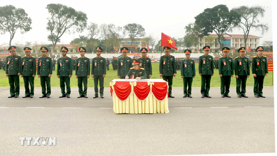 Chỉ huy các đơn vị của Sư đoàn 304 ký giao ước thi đua quyết tâm hoàn thành thắng lợi nhiệm vụ huấn luyện năm 2026 tại Lễ ra quân. (Ảnh: Hoàng Hùng/TTXVN)