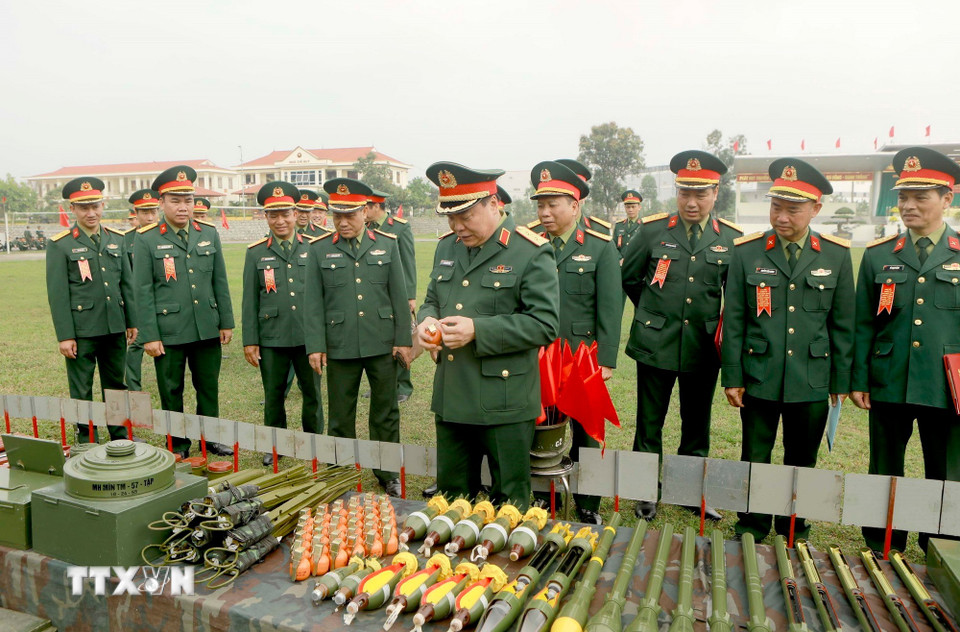 Lãnh đạo Quân khu 2, lãnh đạo Sư đoàn 304 tham quan mô hình học cụ, vật chất và sáng kiến cải tiến phục vụ công tác huấn luyện năm 2026. (Ảnh: Hoàng Hùng/TTXVN)