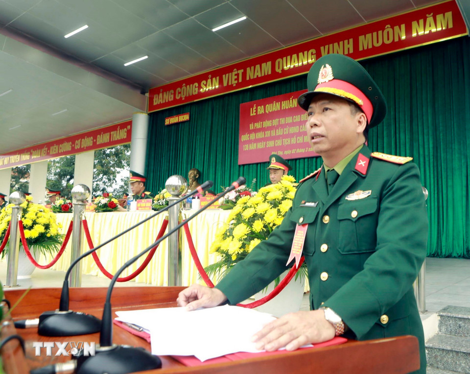 Sư đoàn trưởng Sư đoàn 304 Đinh Khắc Hùng phát biểu tại Lễ ra quân huấn luyện. (Ảnh: Hoàng Hùng/TTXVN)
