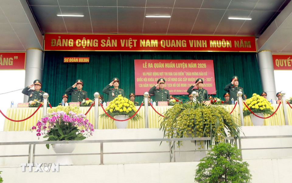 Lãnh đạo Quân khu 2, Lãnh đạo Sư đoàn 304 thực hiện nghi thức chào cờ tại Lễ ra quân huấn luyện năm 2026. (Ảnh: Hoàng Hùng/TTXVN)
