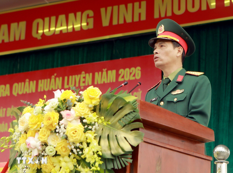 Chính ủy Sư đoàn 304 Nguyễn Mạnh Hùng phát biểu tại Lễ ra quân. (Ảnh: Hoàng Hùng/TTXVN)