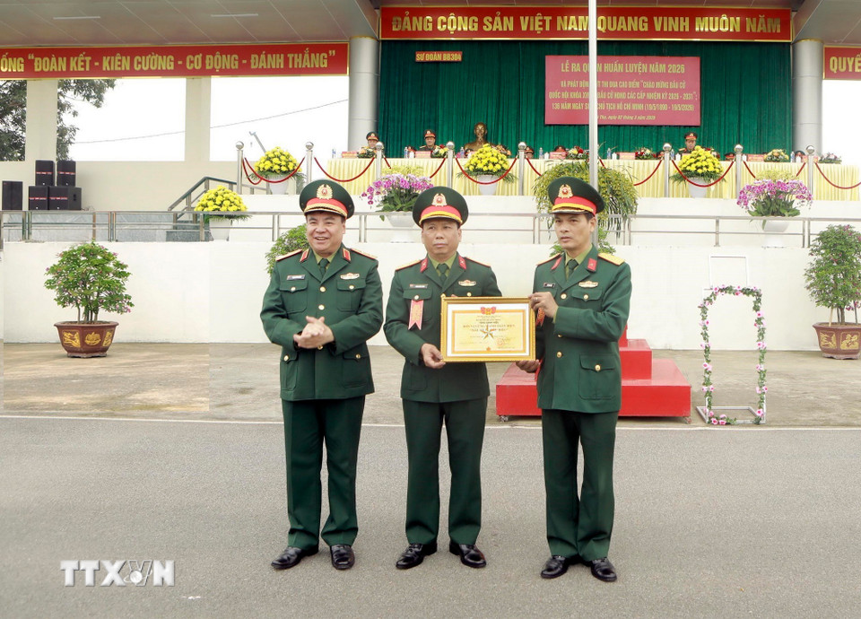 Chính ủy Quân khu 2 Phạm Đức Duyên (trái) trao tặng danh hiệu đơn vị vững mạnh toàn diện “Mẫu mực, tiêu biểu” năm 2025 cho Sư đoàn 304. (Ảnh: Hoàng Hùng/TTXVN)