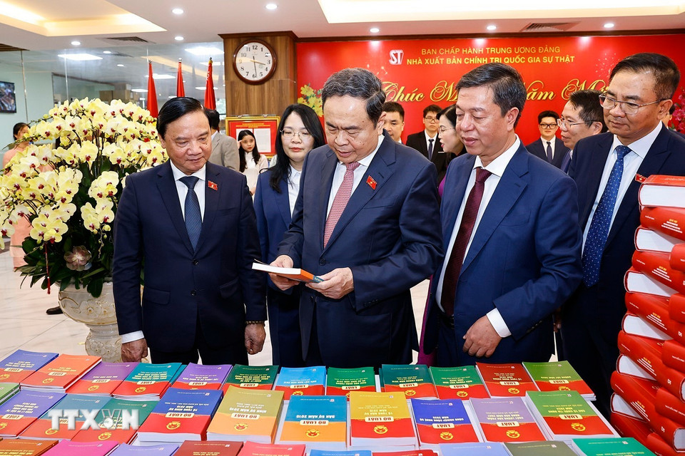 Chủ tịch Quốc hội Trần Thanh Mẫn dự Lễ giới thiệu bộ sách Luật được thông qua tại Kỳ họp thứ 10. (Ảnh: Doãn Tấn/TTXVN)