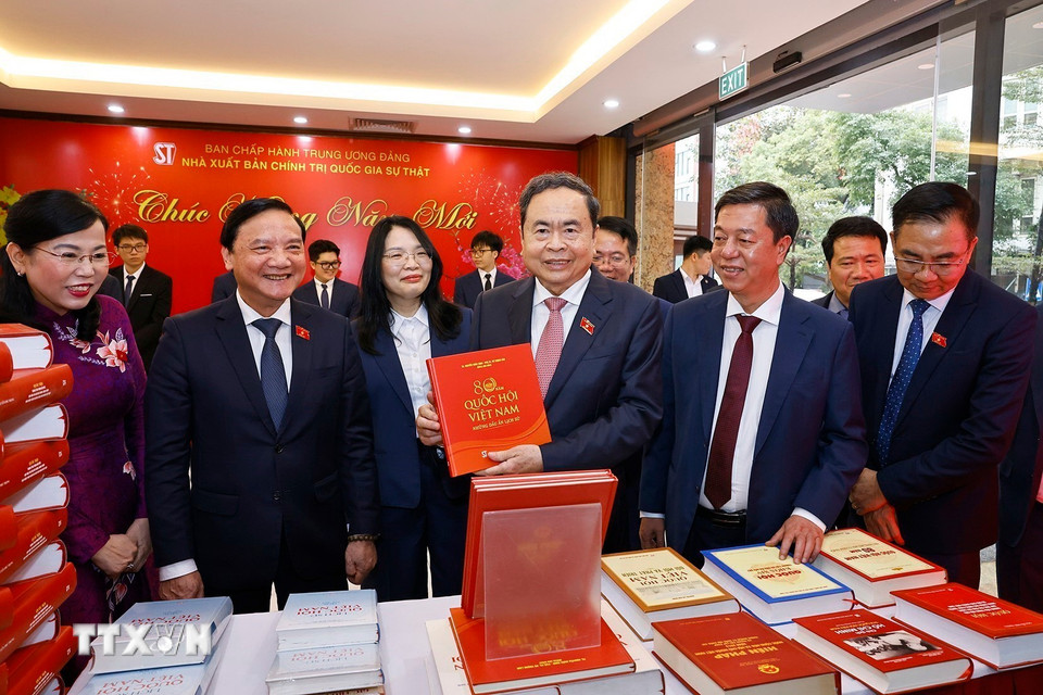 Chủ tịch Quốc hội Trần Thanh Mẫn dự Lễ giới thiệu bộ sách Luật được thông qua tại Kỳ họp thứ 10. (Ảnh: Doãn Tấn/TTXVN)