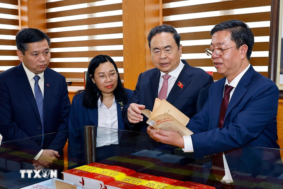 Chủ tịch Quốc hội Trần Thanh Mẫn xem bản Hiến pháp đầu tiên tại phòng trưng bày sách tại Nhà xuất bản Chính trị quốc gia Sự thật. (Ảnh: Doãn Tấn/TTXVN)