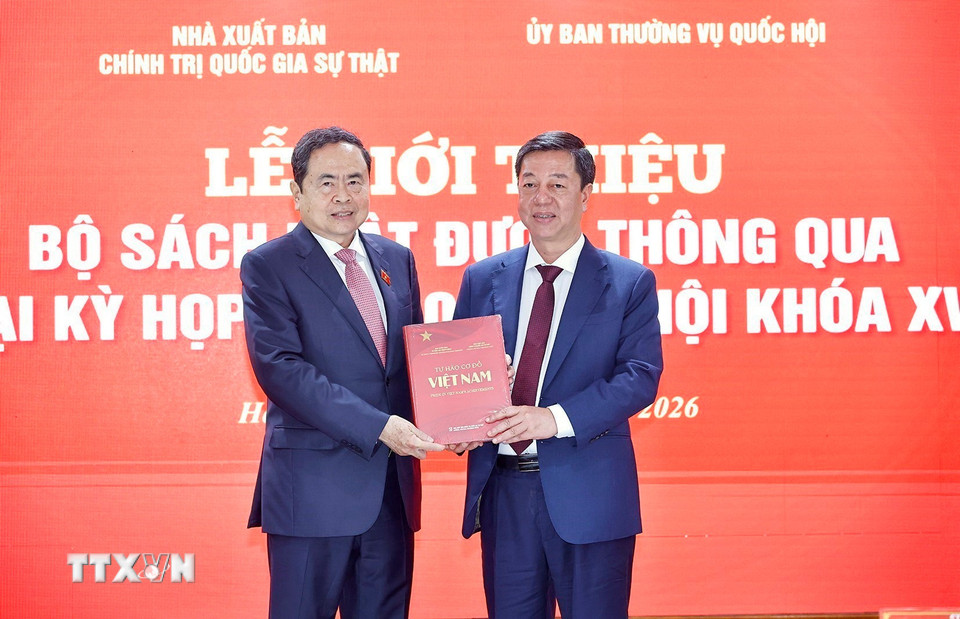 Ông Vũ Trọng Lâm, Giám đốc-Tổng Biên tập Nhà xuất bản Chính trị Quốc gia Sự thật trao sách của Nhà xuất bản tặng Chủ tịch Quốc hội Trần Thanh Mẫn. (Ảnh: Doãn Tấn/TTXVN)
