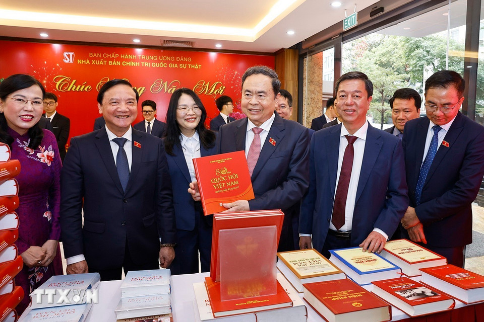 Chủ tịch Quốc hội Trần Thanh Mẫn dự Lễ giới thiệu bộ sách Luật được thông qua tại Kỳ họp thứ 10. (Ảnh: Doãn Tấn/TTXVN)