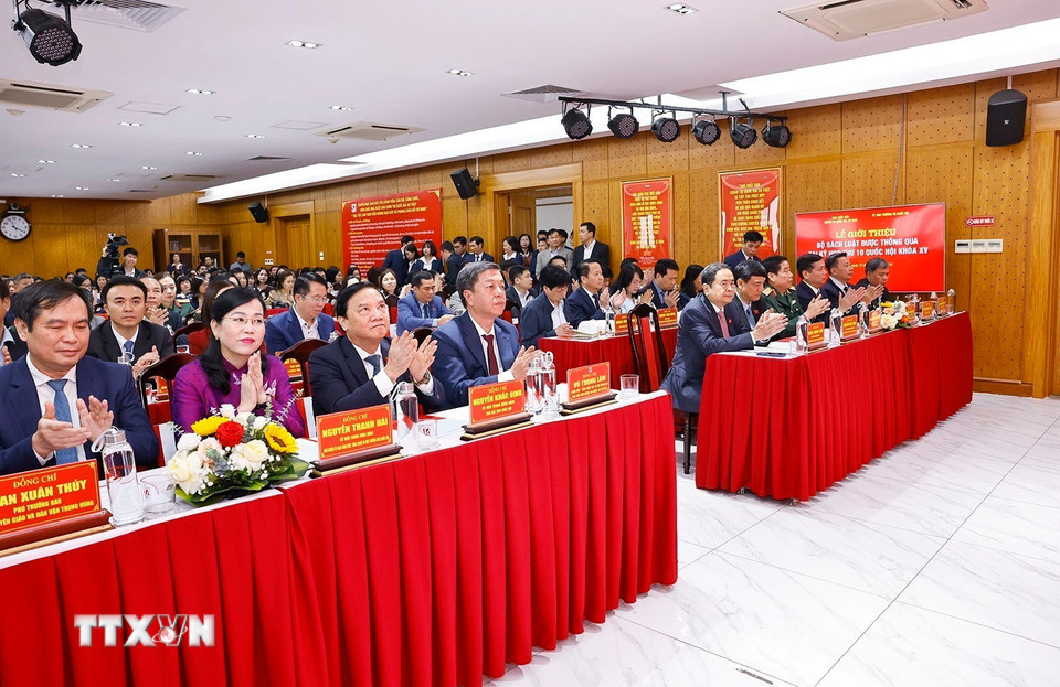 Đại biểu dự Lễ giới thiệu bộ sách Luật được thông qua tại Kỳ họp thứ 10, Quốc hội khóa XV. (Ảnh: Doãn Tấn/TTXVN)