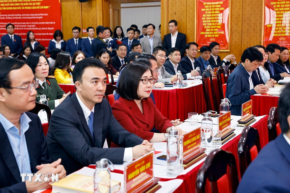 Đại biểu dự Lễ giới thiệu bộ sách Luật được thông qua tại Kỳ họp thứ 10, Quốc hội khóa XV. (Ảnh: Doãn Tấn/TTXVN)