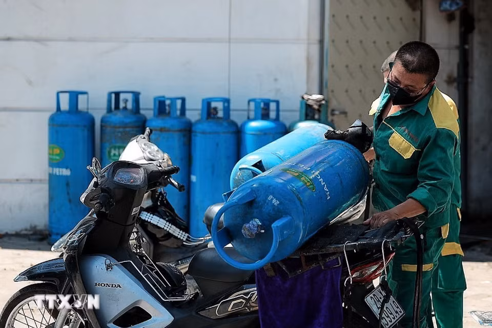 Với nhiều lao động dịch vụ, công việc vẫn phải tiếp tục dù nền nhiệt ngoài trời tăng cao. (Ảnh: Phạm Tuấn Anh/TTXVN)