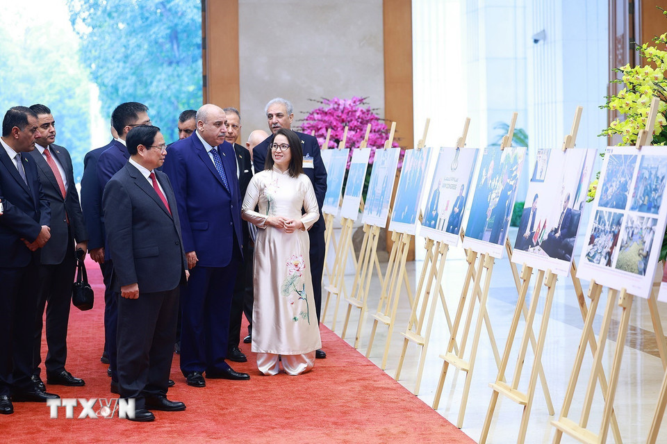 Thủ tướng Phạm Minh Chính và Chủ tịch Hạ viện Vương quốc Hashemite Jordan Mazen Turki El Qadi tham quan trưng bày ảnh về quan hệ hợp tác giữa hai nước do Thông tấn xã Việt Nam thực hiện. (Ảnh: Dương Giang/TTXVN)