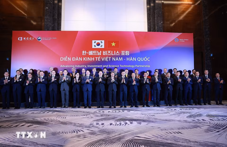 Thủ tướng Lê Minh Hưng và Tổng thống Hàn Quốc Lee Jae Myung cùng các đại biểu dự Diễn đàn kinh tế Việt Nam-Hàn Quốc. (Ảnh: Dương Giang/TTXVN)