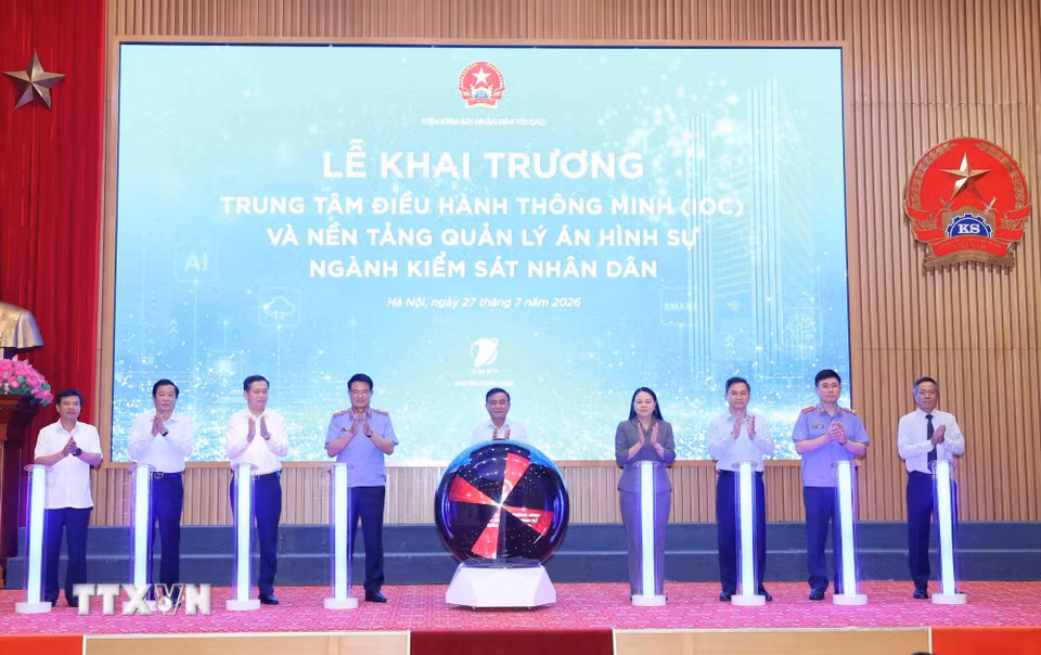 Thường trực Ban Bí thư Trần Cẩm Tú cùng các đại biểu thực hiện nghi thức khai trương Trung tâm điều hành thông minh và nền tảng quản lý án hình sự của ngành Kiểm sát Nhân dân. (Ảnh: Phương Hoa/TTXVN)