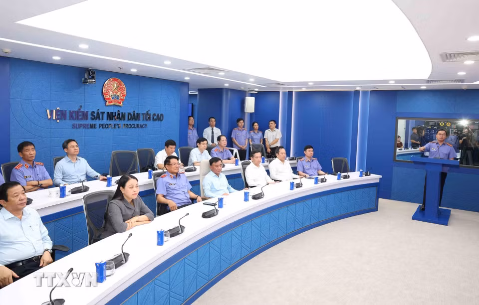 Thường trực Ban Bí thư Trần Cẩm Tú thăm Trung tâm điều hành thông minh và nền tảng quản lý án hình sự của ngành Kiểm sát Nhân dân. (Ảnh: Phương Hoa/TTXVN)