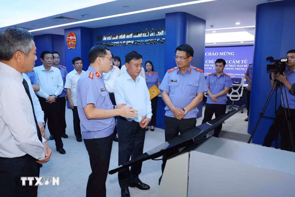 Thường trực Ban Bí thư Trần Cẩm Tú thăm Trung tâm điều hành thông minh và nền tảng quản lý án hình sự của ngành Kiểm sát Nhân dân. (Ảnh: Phương Hoa/TTXVN)