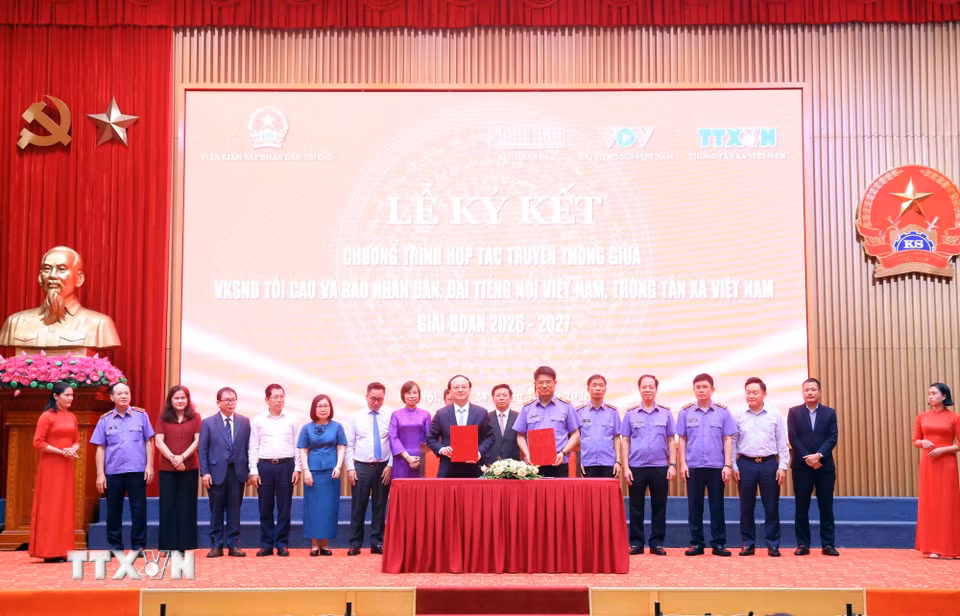 Lễ ký kết chương trình hợp tác truyền thông giữa Viện Kiểm sát Nhân dân Tối cao với Đài Tiếng nói Việt Nam. (Ảnh: Phạm Kiên/TTXVN)
